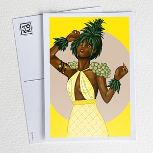 Pode incluir: Uma mulher com cabelo verde e um abacaxi na cabeça usa um vestido amarelo com padrão de abacaxi. Ela tem um abacaxi em cada ombro e um abacaxi no pulso. O fundo é amarelo com um círculo marrom.