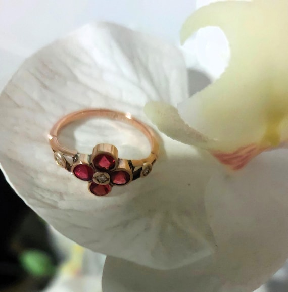 9ct gold Ruby Ring, daisy design - image 2