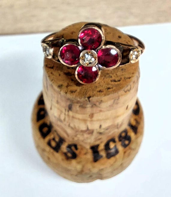 9ct gold Ruby Ring, daisy design - image 3