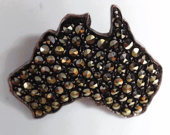 Markasiten Landkarte Australien als Brosche auf silbernem Grund