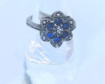 Marokkanischer Silberring mit floralem Design, besetzt mit blauen Steinen im Brillantschliff