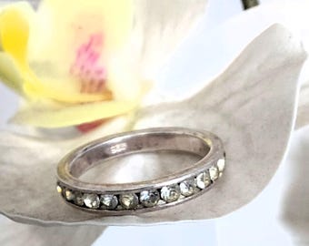 Silber Eternity Ring , mit Band umgeben von weißen Steinen