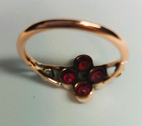 9ct gold Ruby Ring, daisy design - image 4