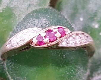 Rubin und Diamant als Ring, eingefasst in 9ct Gold.