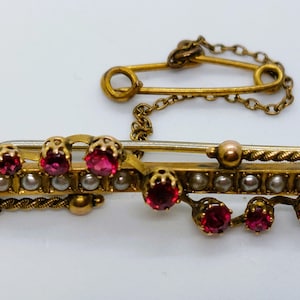 9ct yellow gold bar brooch, featuring garnets and seed pearls