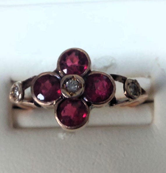 9ct gold Ruby Ring, daisy design - image 1