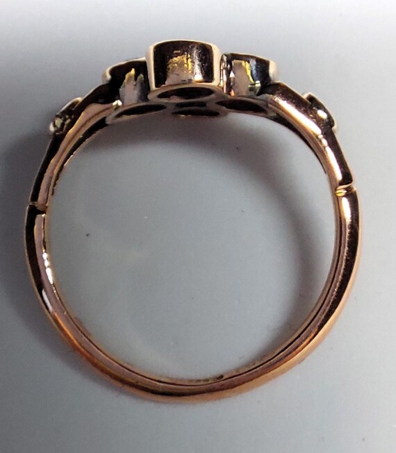 9ct gold Ruby Ring, daisy design - image 5