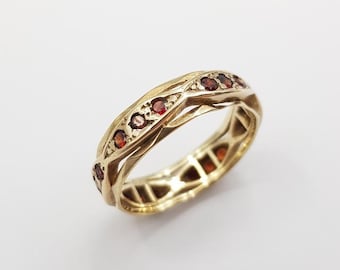 Anel em ouro amarelo de 9 quilates com 18 granadas de lapidação brilhante.