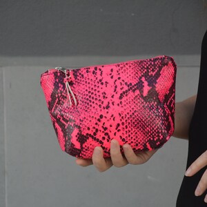 Luxuriöse Python Geprägte Kosmetiktasche in Fuchsia, Pink Reißverschluss-Make-up-Tasche für die Reise