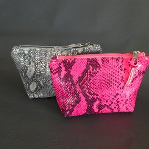 Juego de 2 mini bolsos de maquillaje de piel con estampado de piel de anaconda, bolso de viaje para cosméticos con relieve de pitón, bolso con diseño de serpiente en color fucsia rosa intenso