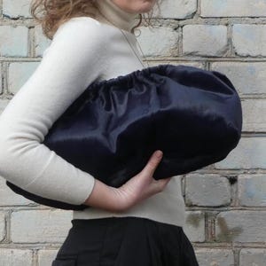 Clutch Cloudy Chic em pele de vaca: Bolsa grande estilo bolinha retrô, feita à mão para mulheres, com pelo.