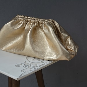 Cartera de mano con forma de nube de piel metalizada genuina dorada, lista para enviar, bolso de mano con forma de nube de piel de cordero metalizada grande, bolso de mano con forma de bola de masa de gran tamaño