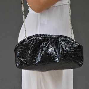 Cartera de mano con forma de nube de piel auténtica con relieve de cocodrilo negro, bolso de nube mediano con cadena, bolso de mano tipo sobre con estampado de cocodrilo a media pierna