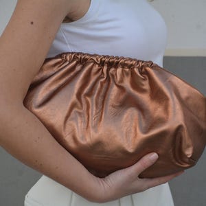 Cartera de mano con forma de nube de piel de cordero metalizada genuina de bronce lista para enviar, bolso de mano con forma de nube grande de piel de cordero metalizada, bolso de mano con forma de bola de gran tamaño
