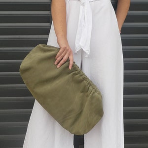 Cartera de piel de ante Cloudy Chic de color verde oliva: bolso estilo retro con forma de bola de masa hervida de gran tamaño, hecho a mano para mujer - Cuero genuino resistente