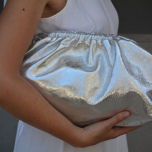 Cartera de mano con forma de nube de piel metalizada genuina plateada lista para enviar, bolso de mano con forma de nube de piel de cordero metalizada grande, bolso de mano con forma de bola de masa de gran tamaño