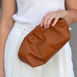 Cartera de mano con diseño de nube de bola de masa hervida de cuero genuino marrón, bolso de mano de tamaño mediano, monedero midi para mujer, regalos personalizados hechos a mano para ella, oro rojo