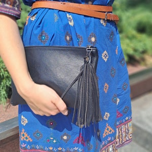 Cartera de mano sencilla de piel negra con cremallera para mujer con decoración de borlas grandes, regalo de piel para ella, bolso de noche minimalista negro