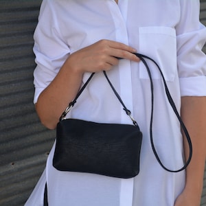 Sac à bandoulière en cuir noir simple avec fermeture à glissière, petit sac à main en cuir, sac à bandoulière pour femme, cadeau en cuir pour elle, petit sac à main minimaliste