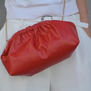 Cartera de mano con forma de nube de piel auténtica, bolso de mano de tamaño mediano con cadena, bolso midi con correa, regalos personalizados hechos a mano para ella