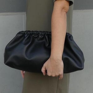 Cartera de cuero Cloudy Chic de cuero negro liso: bolso estilo puffball retro de gran tamaño con forma de bola de masa hervida, hecho a mano para mujeres - Cuero genuino resistente