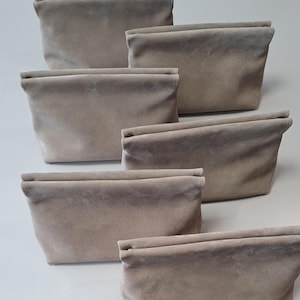 Bolsa clutch de camurça com armação, bolsa de couro minimalista para a noite, bolsa dobrável bege neutra, presente artesanal para ela.