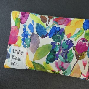 Personalisierte große nasse Bikinitasche mit Aquarellblumendruck, Brautjungfer Geschenkidee, wasserdichte Dessous-Wäschetasche, wasserdichte Tasche
