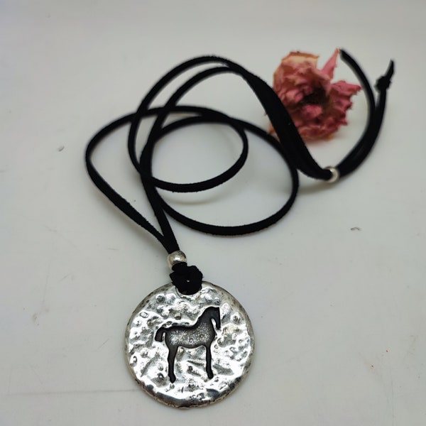 Colgante caballo acabado en plata, colgante bronce, diseño único, diseño equino, colgante de zamak, regalo para ella, regalo de cumpleaños