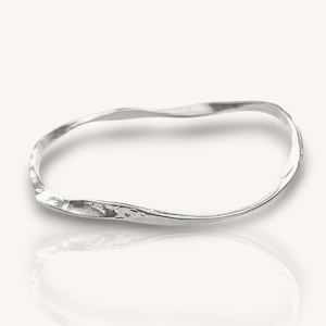 Gewellter Silber Armreif: Hypoallergener mittlerer Größe, moderner Boho-Schmuck