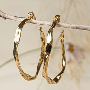 Irregular Gold hoop earrings, wavy hoop huggie arrings, Geometric Lightweight Hoops,  Gift for mom, hoop earrings gold, twister hoop earring