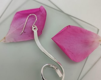 Zilveren spiraalvormige hangoorbellen: handgemaakte boho-swirl met sterlingzilveren haken