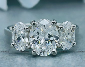 Anillo de compromiso de 3 diamantes de imitación ovalados / Anillo de corte ovalado de 8 x 10 mm / Anillo de diamantes de imitación de circonita cúbica con engaste ovalado de 4,44 TCW / Anillo de aniversario