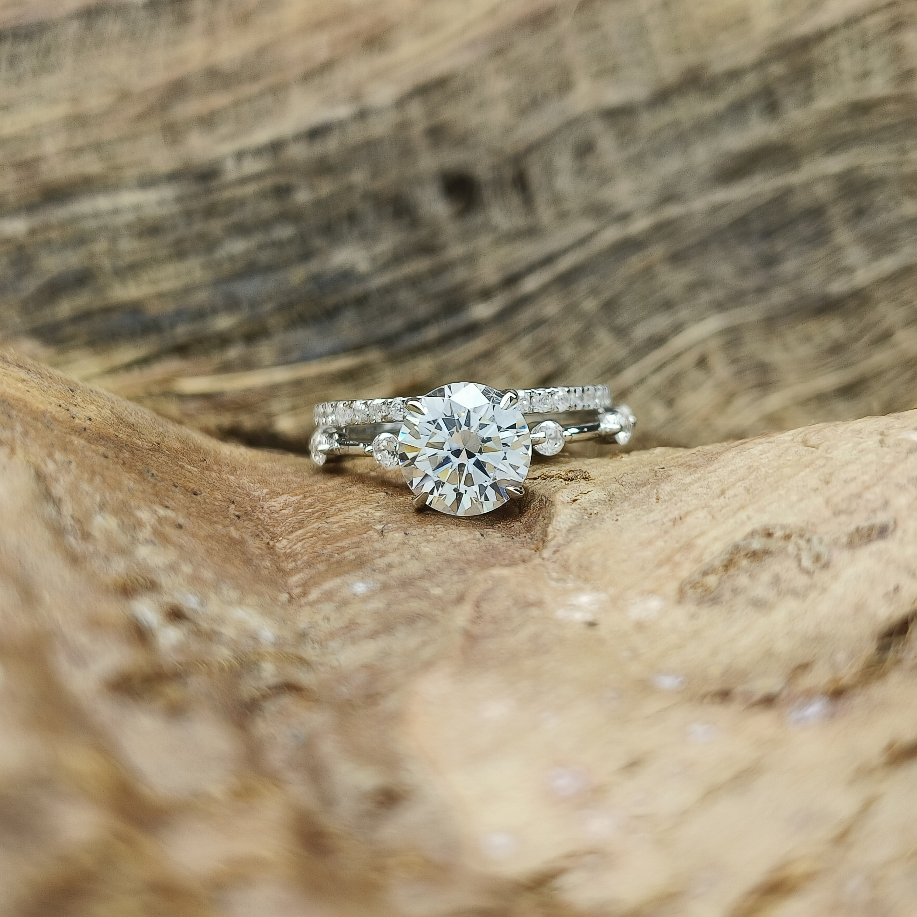 Anillo de compromiso de plata de ley 925 con diamante simulado redondo de  2,01 quilates / Anillo de boda minimalista de 8 mm con circonita cúbica  simulada y chapado en oro de 14 quilates - Etsy México, image size:3000x3000