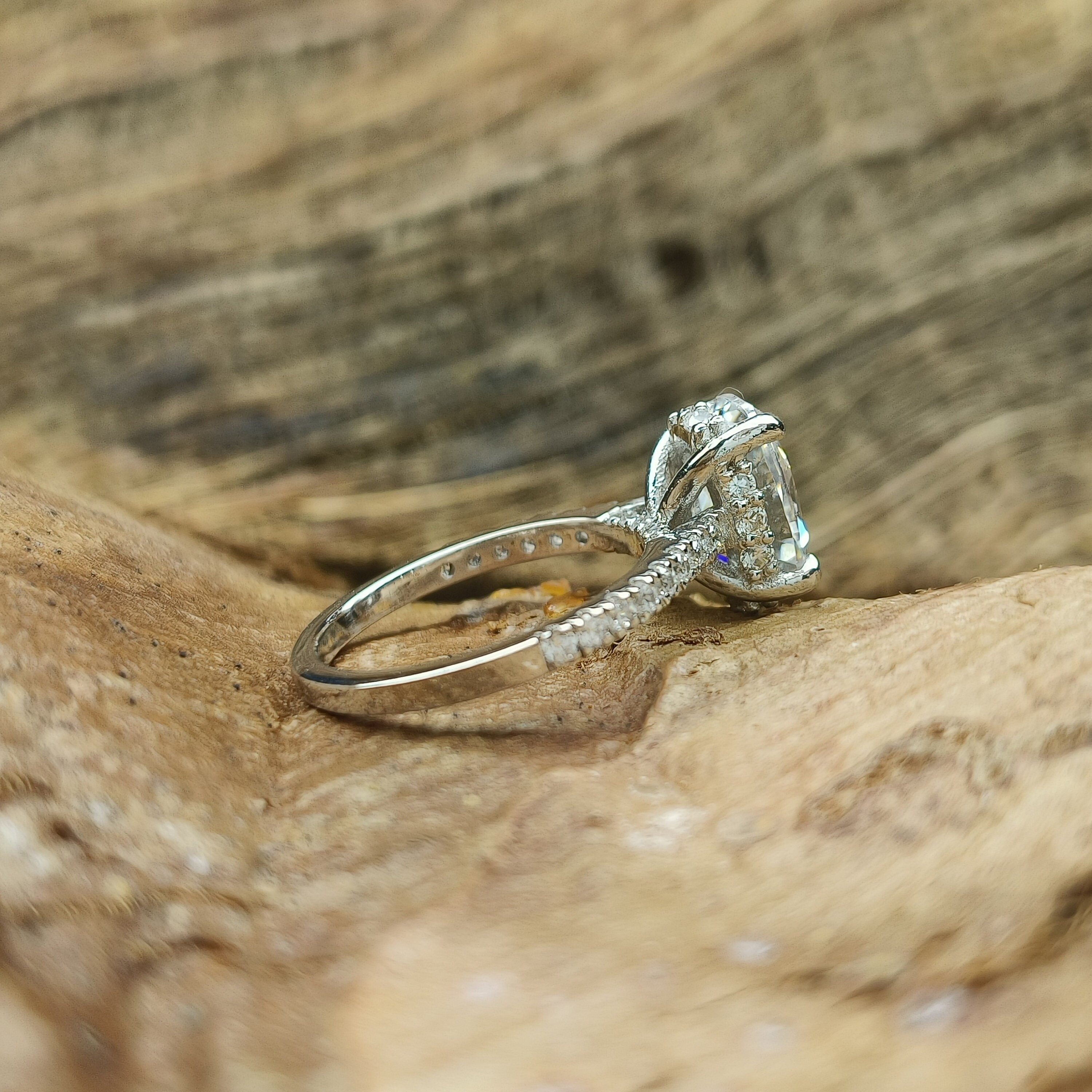 Orecchini A Lobo Solitario Con Diamante Simulato – Taglio Ovale 7x5 Mm – Oro Giallo 9ct Su Argento – Old English Jewellers