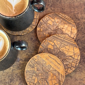 Dessous de verre en forme de carte personnalisée « Our First Home » – Coffret cadeau personnalisé en bois gravé pour les couples, les nouveaux propriétaires et les amateurs de café