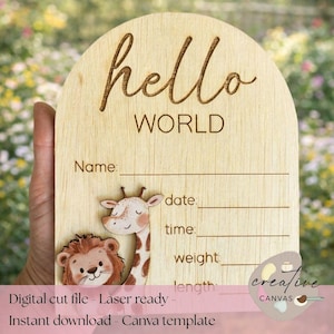 Puede incluir: Letrero de anuncio de bebé de madera con las palabras "hello WORLD" grabadas en la parte superior. El letrero incluye espacios para escribir el nombre, la fecha, la hora, el peso y la longitud del bebé. Una jirafa y un león aparecen en el letrero.