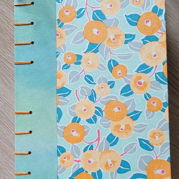 Carnet A5 camélias orange et bleu pages blanches non lignées fabrication artisanale