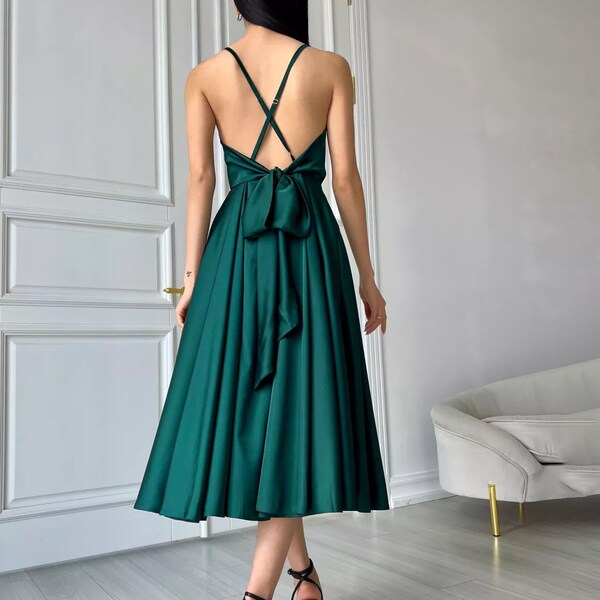 Robe cocktail mi-longue en satin vert émeraude avec dos nu, robe cottage, robe d'invité de mariage, robe de demoiselle d'honneur, robe de soirée d'été bohème, robe de bal