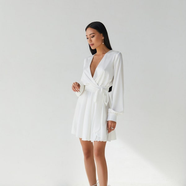 Robe courte en satin blanc Robe Boho de plage blanche Robe blanche simple à manches longues Robe de mariée courte Robe de fiançailles Robe de réception courte