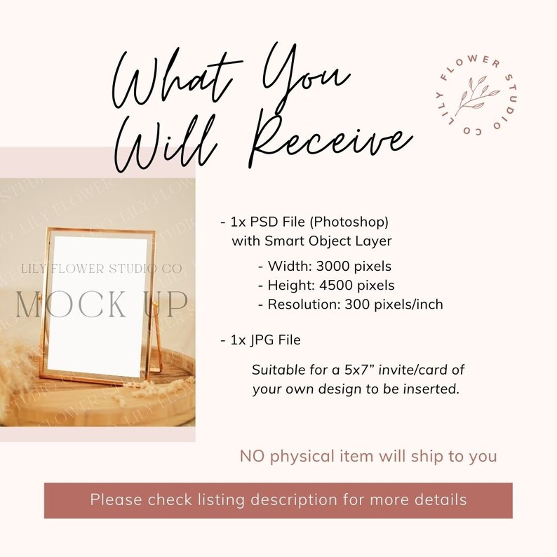 Op de afbeelding: Een gouden frame-mockup met een witte achtergrond. Het frame staat op een houten oppervlak. De tekst "LILY FLOWER STUDIO CO" en "MOCK UP" is zichtbaar op de afbeelding. De tekst "What You Will Receive" staat bovenaan de afbeelding. De tekst onder de afbeelding beschrijft de digitale bestanden die bij de aankoop zijn inbegrepen: 1x PSD-bestand met een slimme objectlaag, 3000 pixels breed, 4500 pixels hoog en 300 pixels per inch resolutie. 1x JPG-bestand. Geschikt voor een uitnodiging/kaart van 5x7 inch. ER WORDT GEEN fysiek item naar u verzonden. Bekijk de beschrijving van de aanbieding voor meer details.