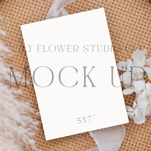 Maquete 5x7 Flat Lay Convite de casamento Papelaria Mock Up | Maquete de convite | Maquete Boho Photoshop | Minimalista Moderno | Maquete de rattan pampas
