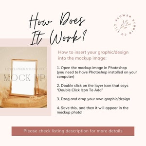Op de afbeelding: Een gouden frame-mockup met de tekst "LILY FLOWER STUDIO CO MOCK UP" op een houten dienblad. Instructies voor het invoegen van een afbeelding of ontwerp in de mockup-afbeelding worden in een tekstvak gegeven.