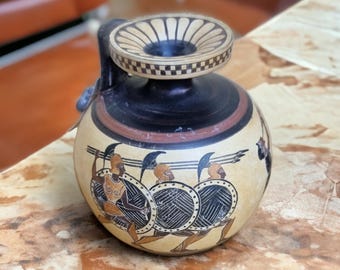 クラテル 古代ギリシャの陶器、ヘラクレスと戦う戦士、黒像、手作りの