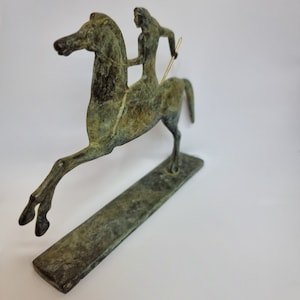 Handgemaakt bronzen paardenbeeld - Elegant ruiterstandbeeld met ruiter - Uniek kunststuk voor woondecoratie