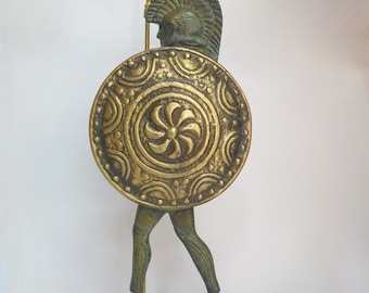 古代スパルタギリシャ戦士のブロンズ像（兜、盾、槍で武装）、古代