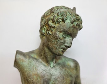 Escultura del cuerpo de Efebo de Praxíteles - 330 a. C. - Perdido en sus pensamientos - Jóvenes de Maratón