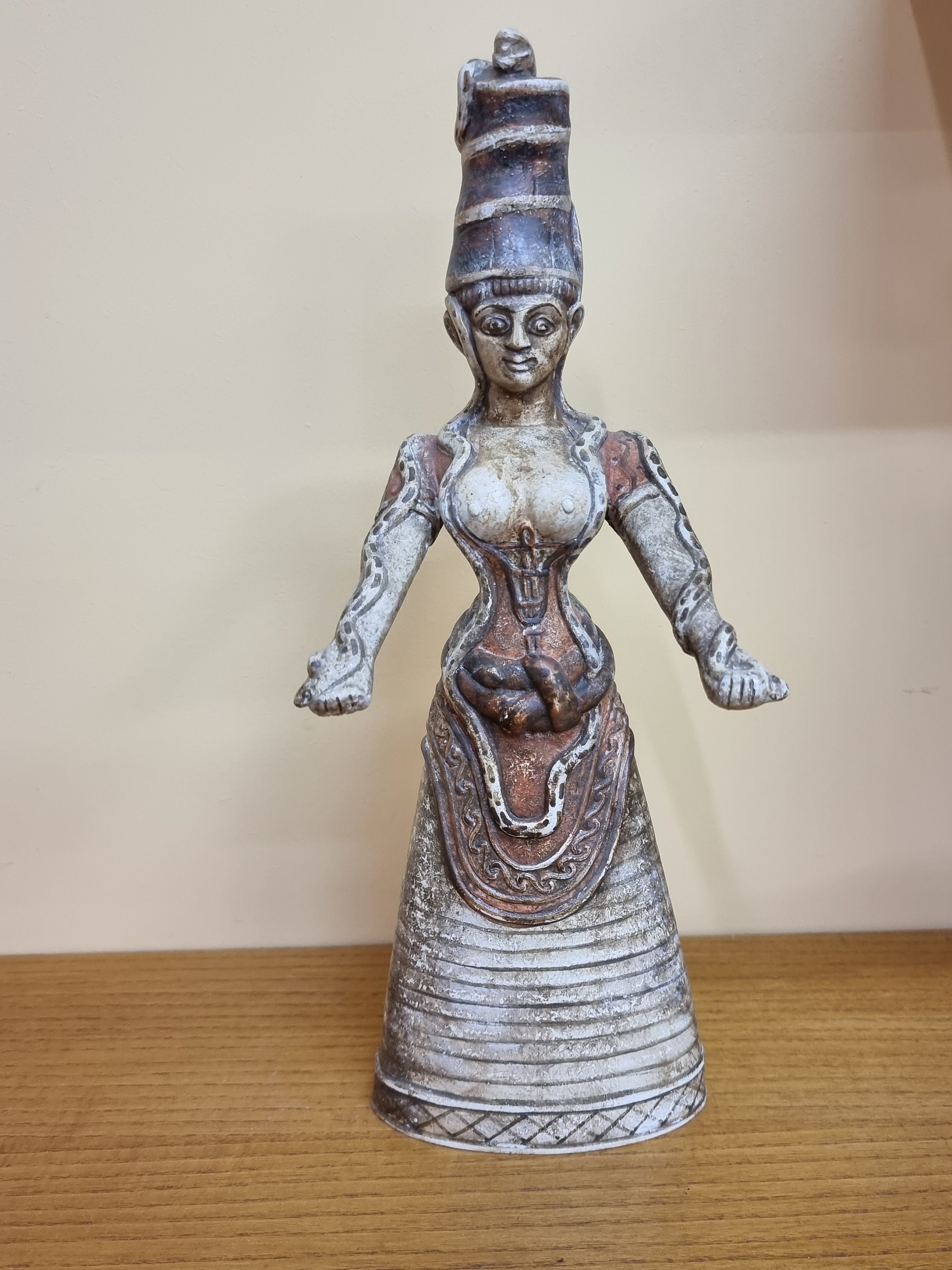 ミノアの蛇の女神：手作りのテラコッタ彫刻 - 古代クレタ島から