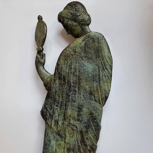 鏡を持つ古代ギリシャの女性ブロンズ像、ギリシャの金属彫刻芸術