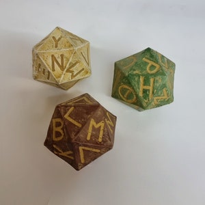 Dados poliédricos griegos y romanos raros con letras inscritas para adivinación y juegos, siglo II a. C. - siglo IV d. C.