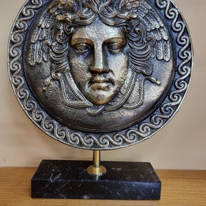 Antiker griechischer Medusa-Schild – Marmorsockel – Museumsreplik – Skulptur aus reiner Bronze